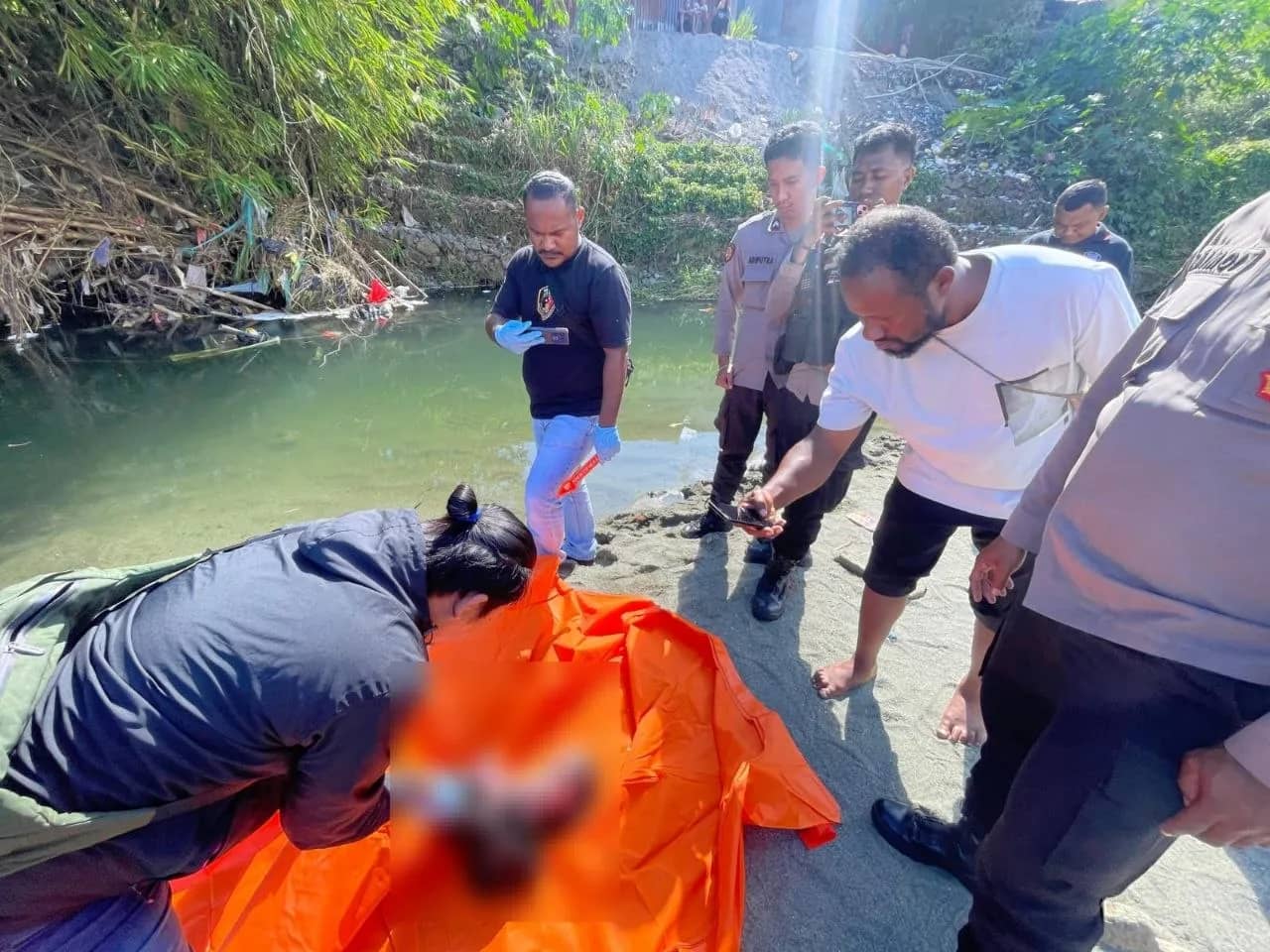 Polres Jayapura saat melakukan evakuasi penemuan jenazah bayi di Sungai Komba Sentani