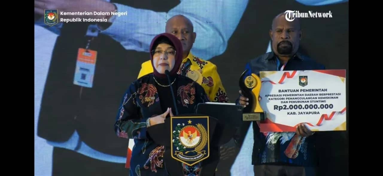Bupati Jayapura Yunus Wonda saat menerima penghargaan