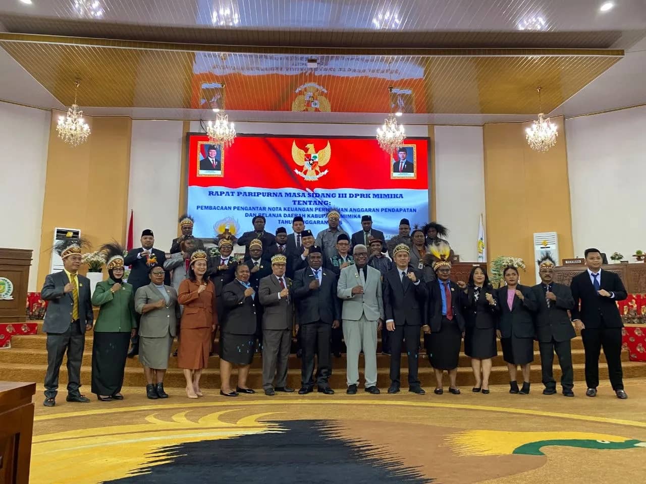 Berfoto bersama usai paripurna pembacaan nota struktur APBD-P Mimika 2026.