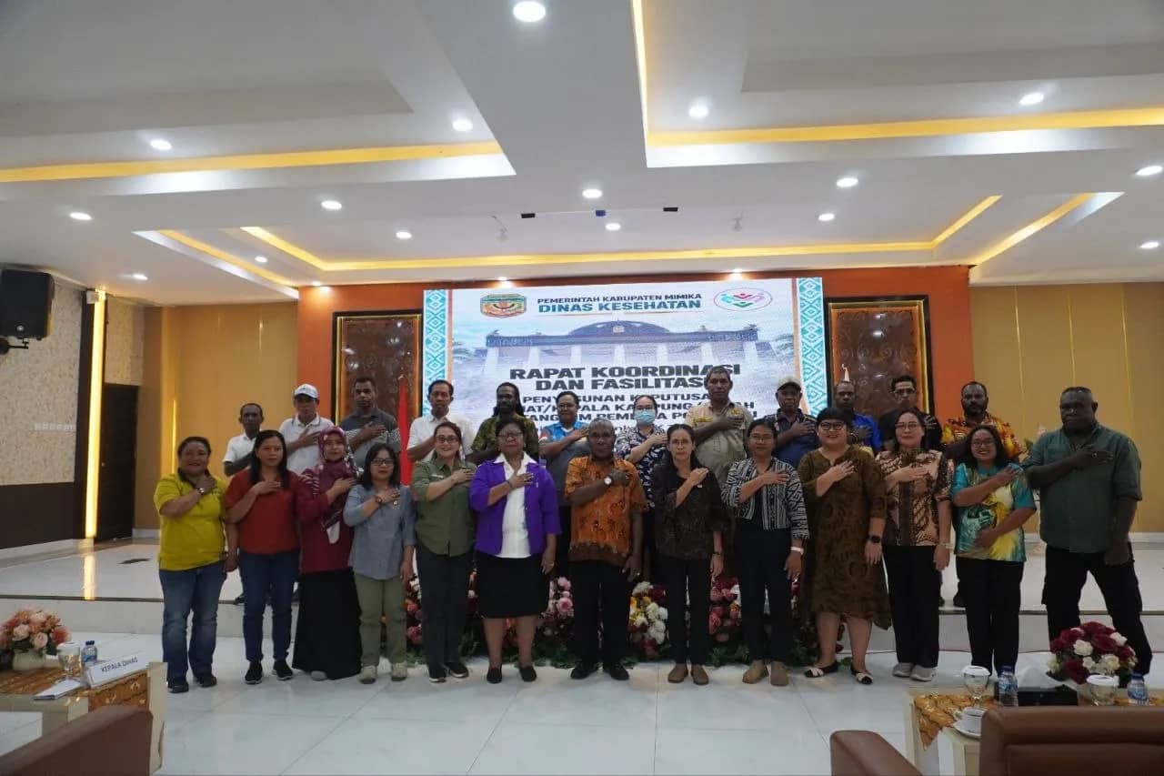 Plh. Kepala Dinas Kesehatan Kabupaten Mimika, Marselino Mameyau foto bersama peserta saat  rapat koordinasi dan fasilitasi penyusunan keputusan Tim Pembina Posyandu di salah satu hotel di Timika, Jumat (9/10/2026).