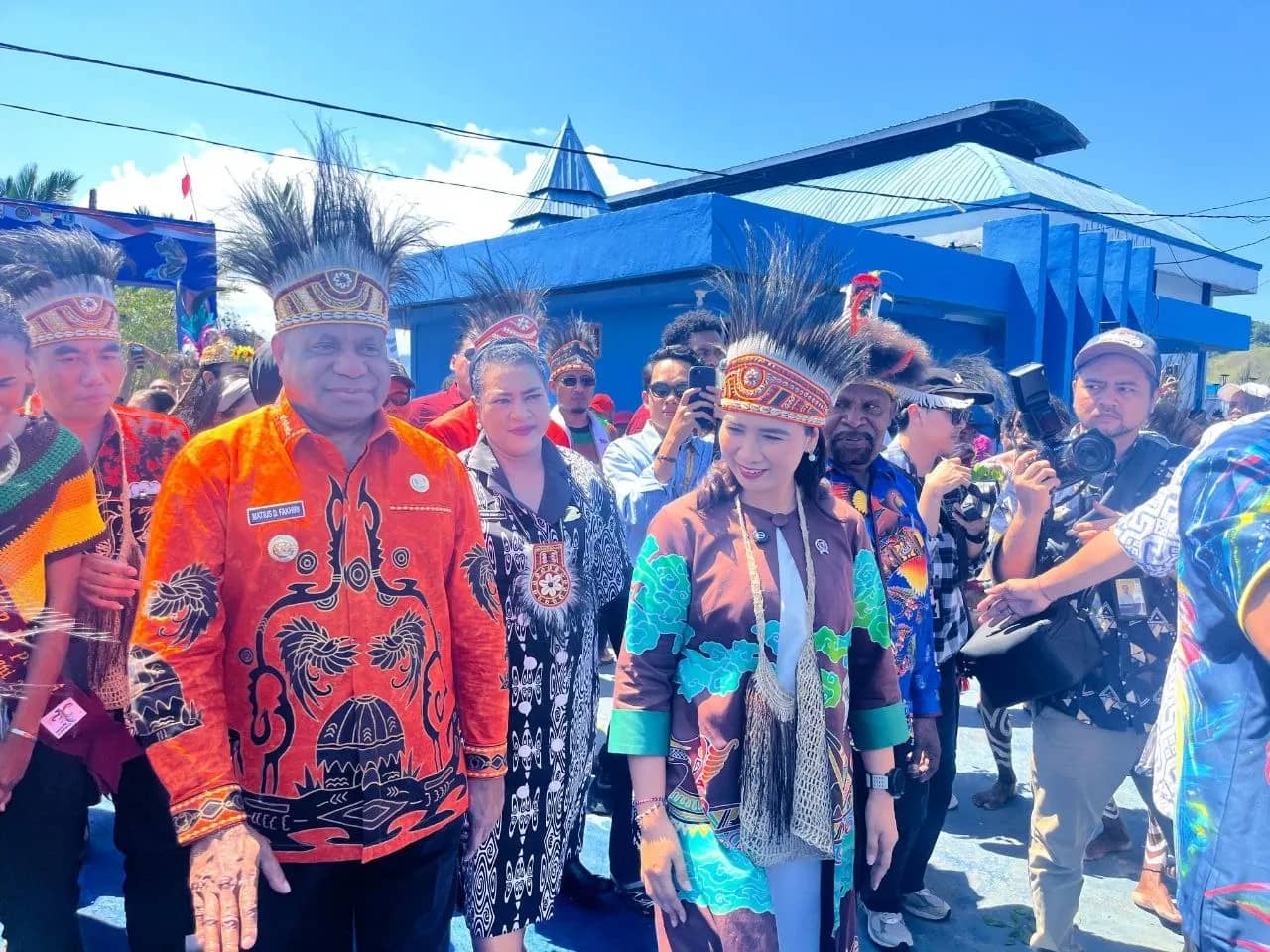 Wakil Menteri Pariwisata bersama Gubernur Papua dan Bupati Jayapura saat menghadiri pembukaan Festival Danau Sentani