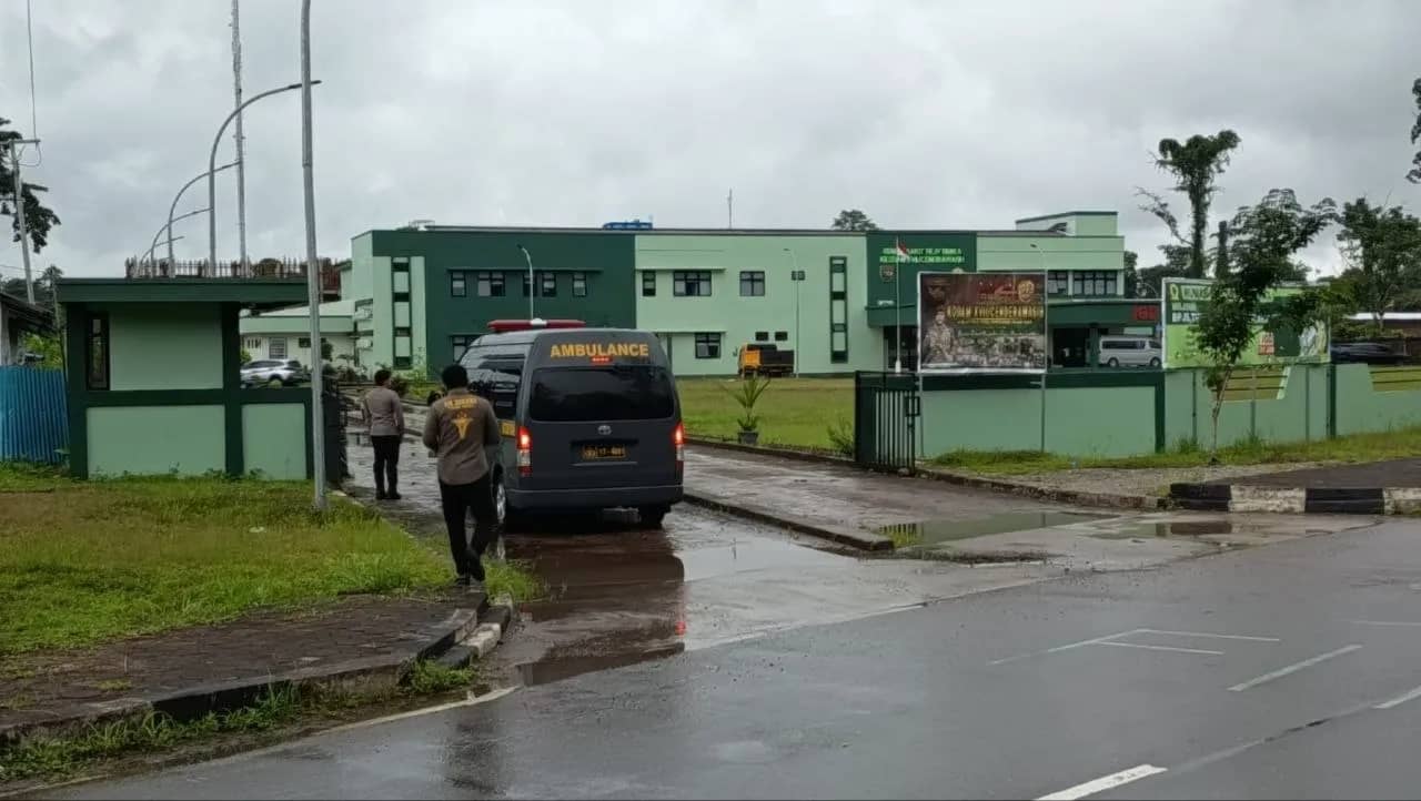 Tampak jenazah baru tiba di Rumkit TK IV Timika Kesdam XVII Cenderawasih dan tiba bersama rombongan, Jumat (3/7).