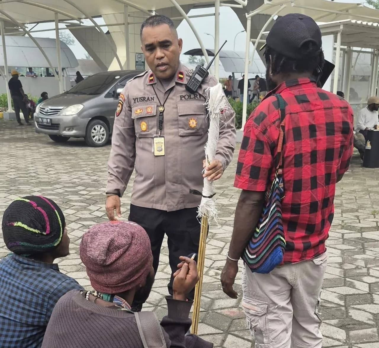 Tampak Kapolsek Kawasan Bandara Mozes Kilangin Timika, Ipda Yusran Jaya Milu saat mengamankan anak panah di Bandara Mozes Kilangin Timika, Selasa (6/10).