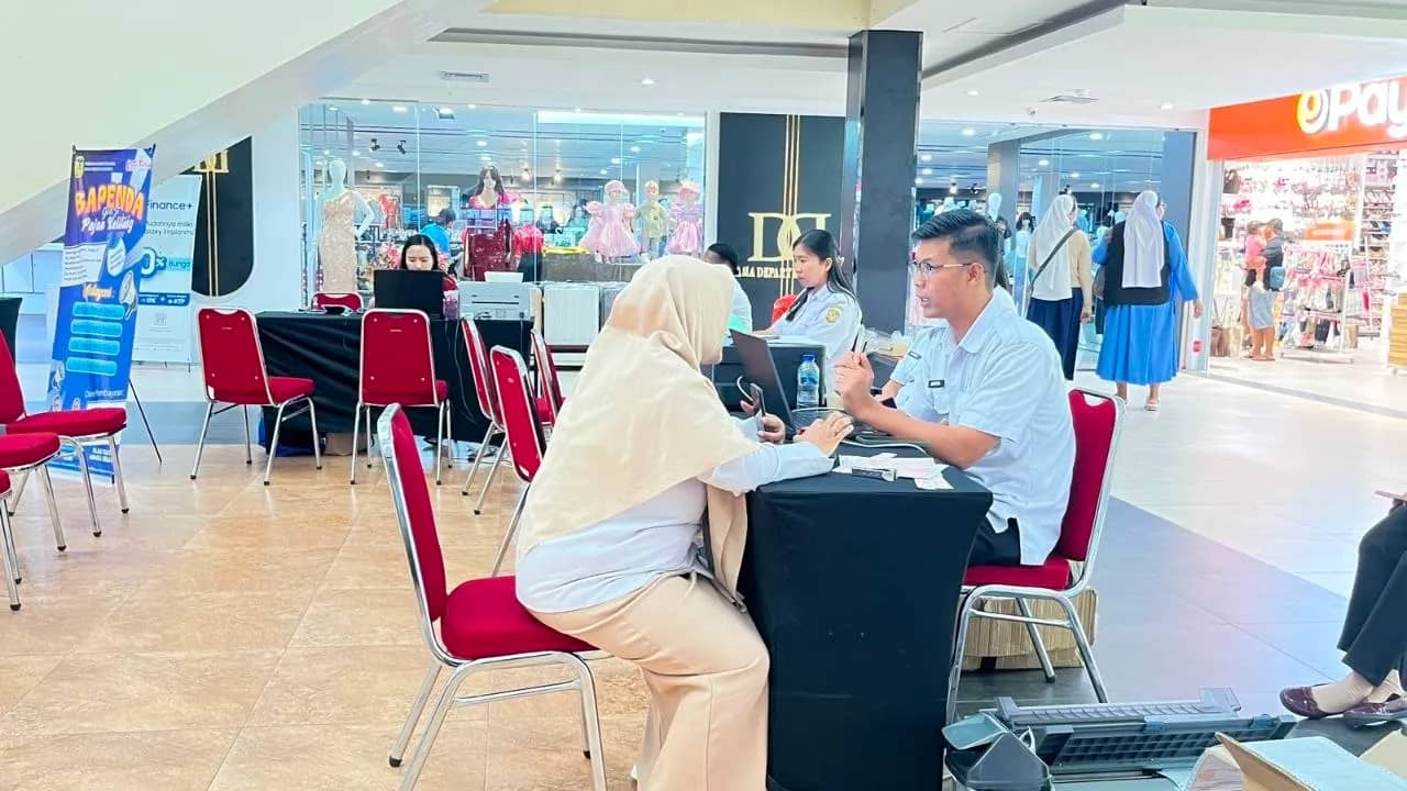 Suasana pelayanan Pajak Keliling di Diana Mall Timika.