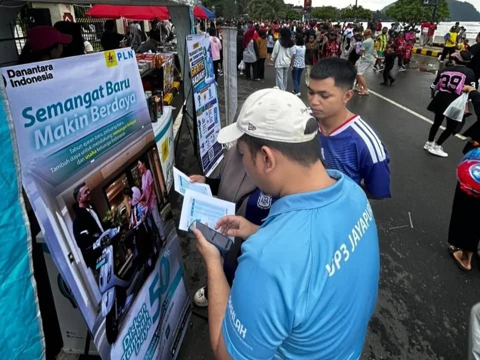 Antusiasme masyarakat memanfaatkan program promo tambah daya "Semangat Baru Makin Berdaya" terlihat dari tingginya kunjungan ke stan layanan PLN untuk mendapatkan informasi dan melakukan pengajuan tambah daya melalui aplikasi PLN Mobile.