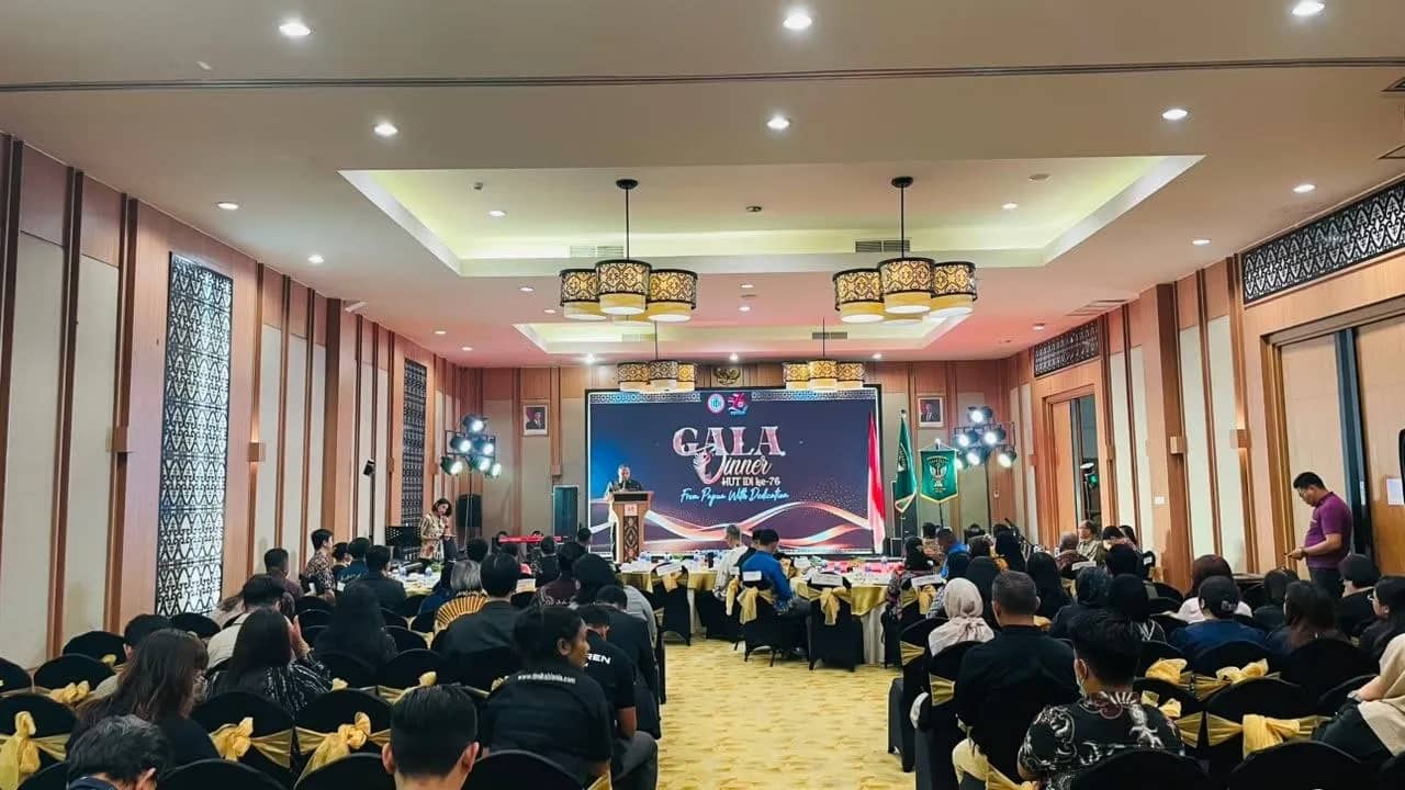 Ketua IDI Wilayah Papua, dr. Nickanor Kaladius Reumi Wonatorey, Sp.U, saat menyampaikan sambutan dalam Gala Dinner HUT ke-76 IDI bertema From Papua with Dedication di Timika, Minggu (25/10/2026) malam.