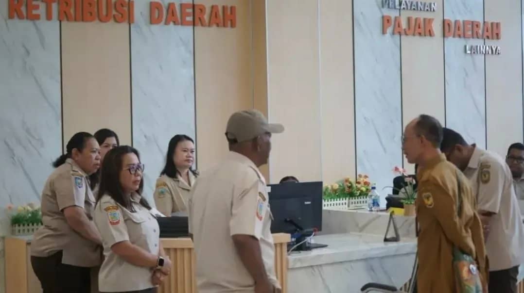 Plt. Kepala Bapenda Mimika, Slamet Sutejo saat berdiskusi dengan staf dan pegawai saat mengawali tugasnya.