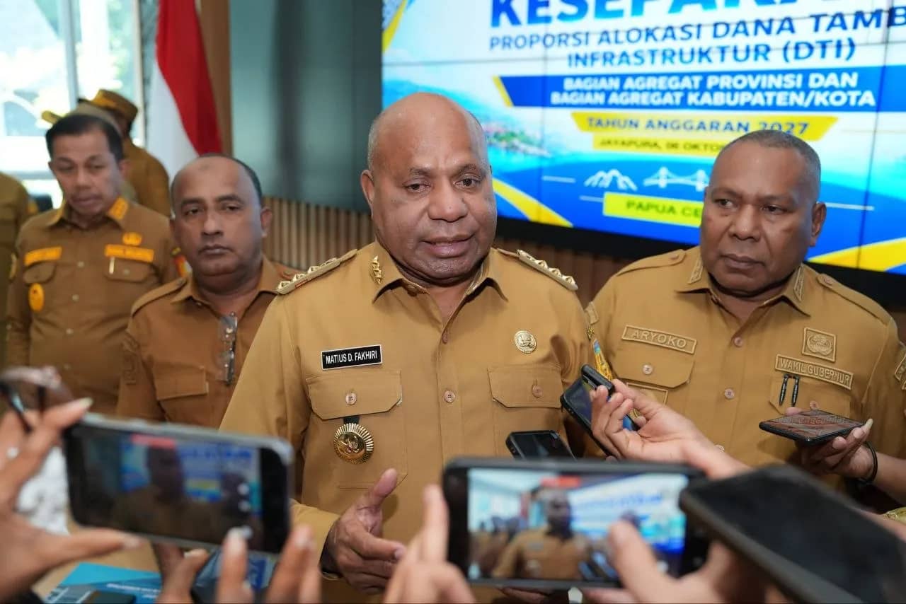 Gubernur Papua Matius Fakhiri didampingi Wakil Gubernur Papua