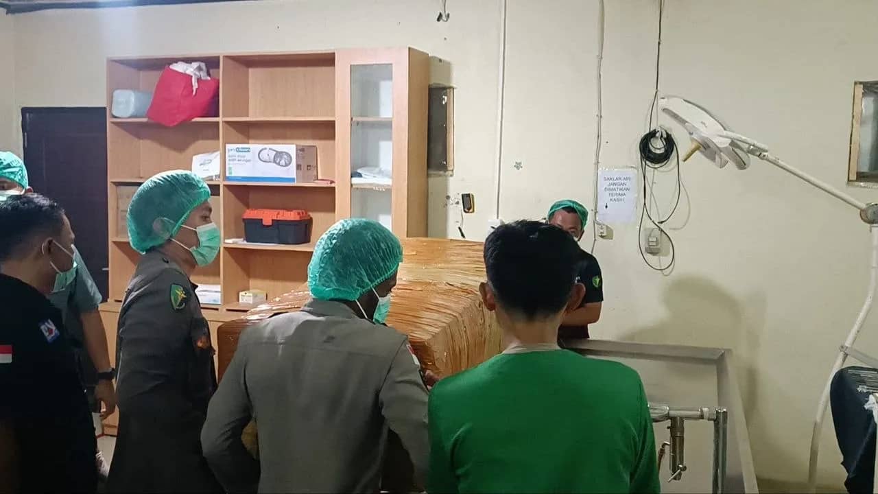 Proses visum jenazah pilot pesawat AMA Air Captain Nicholas F Goselin di RS Bhayangkara Jayapura.