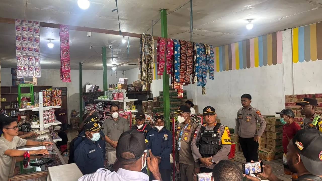 Polres Yahukimo bersama Disperindagkop dan Satpol PP melakukan pemantauan harga dan ketersediaan bahan pokok di sejumlah toko dan pedagang grosir di Kota Dekai, Kabupaten Yahukimo.