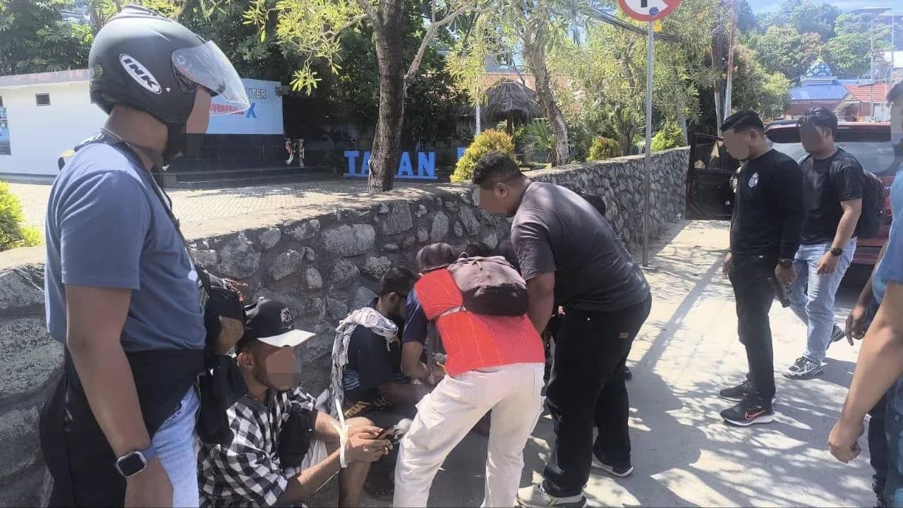 Tampak personil Satgas ODC saat menangkap tersangka AG, selama lima bulan di Jayapura.
