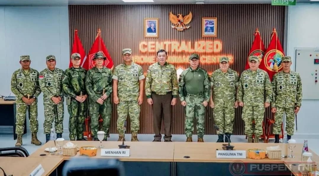 Panglima TNI didampingi Menhan saat meresmikan Gedung Centralized Drone Command Center TNI di  Yonif 754/ENK di Timika