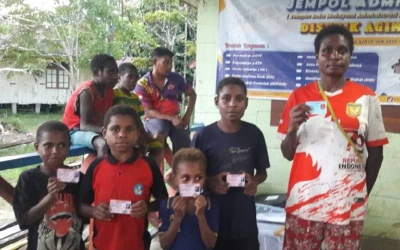 Warga Kampung Fakafuku, menunjukan KIA dan KTP yang dicetak on site saat pelaksanaan Layanan Jemput Bola di Distrik Agimuga.