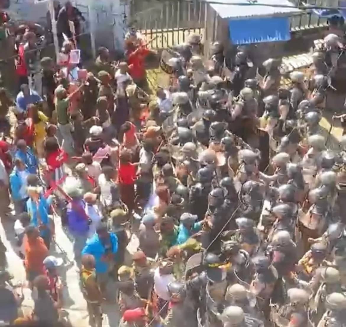 Massa KNPB tertahan di kawasan Jalan Pos 7 Sentani setelah aparat melakukan penyekatan.