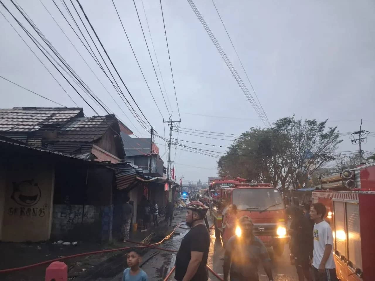Personil Damkar saat melakukan pemadaman.