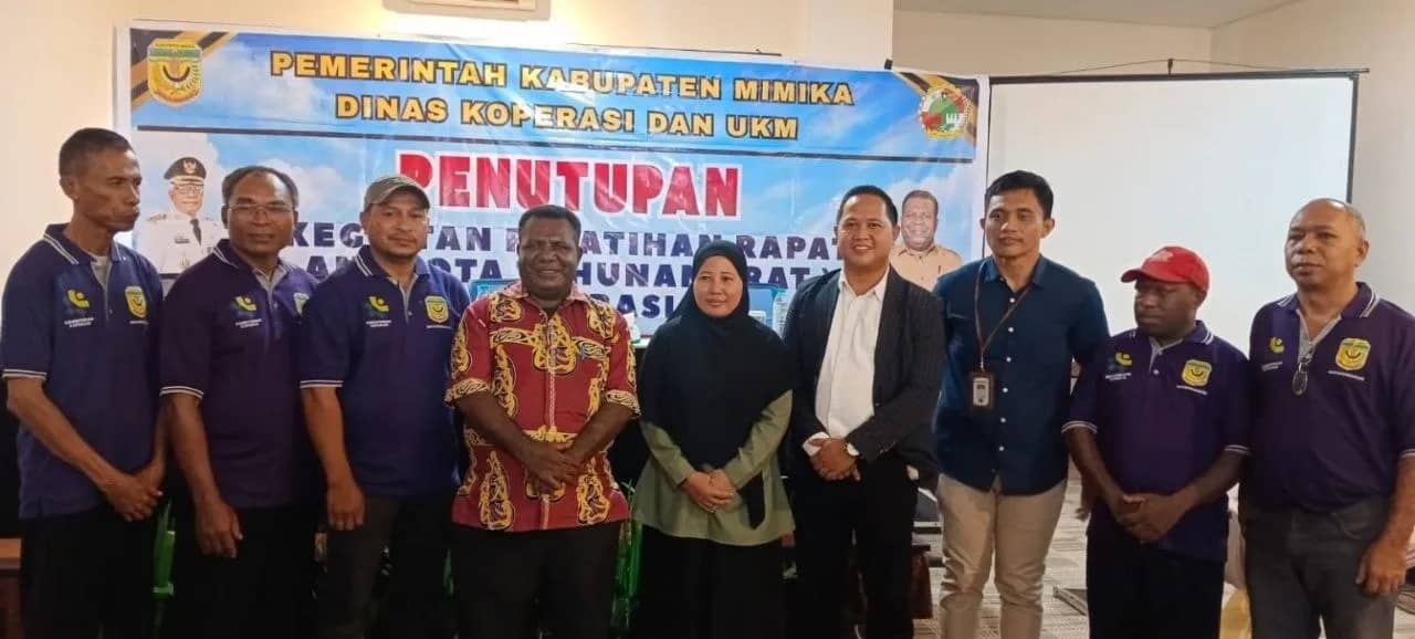 Kepala Dinas Koperasi dan UMKM Kabupaten Mimika Samuel Yogi saat foto bersama peserta RAT.