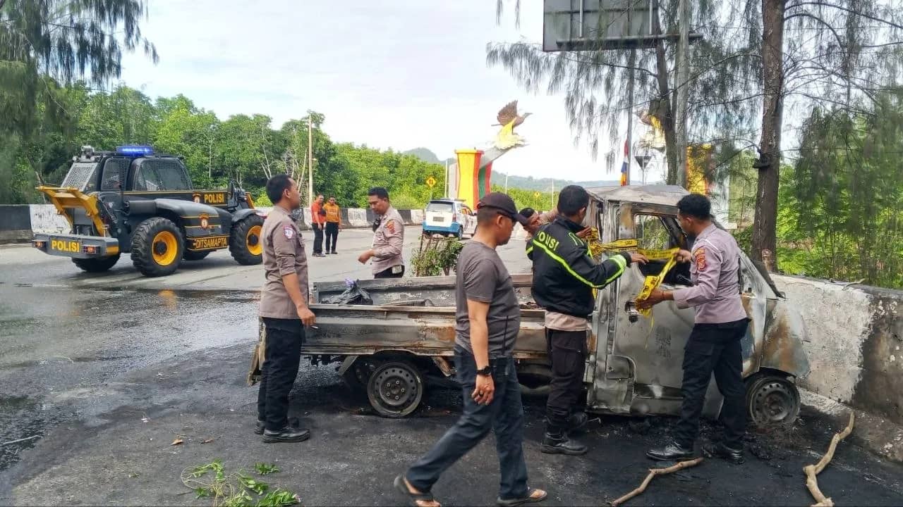 Polisi saat melakukan olah TKP dan evakuasi korban kecelakaan mobil terbakar di jalan Ring Road Jayapura