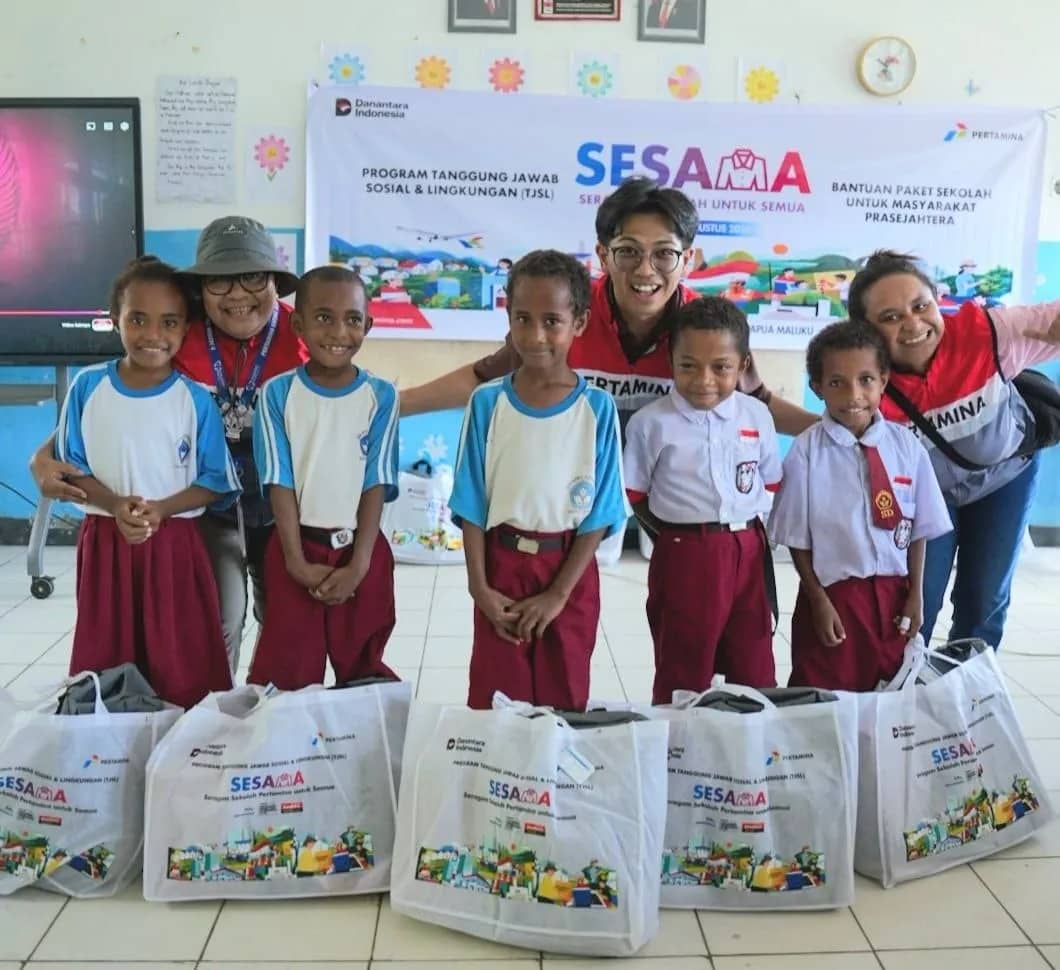 PT Pertamina (Persero) melalui Pertamina Patra Niaga Regional Papua Maluku saat membagikan bantuan kepada anak sekolah SD Inpres Dormena