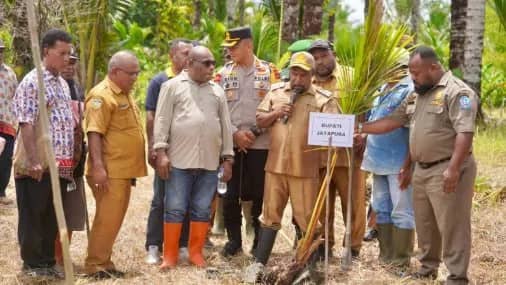 Bupati Jayapura, Dr. Yunus Wonda, S.H., M.H., Saat menghadiri sekaligus membuka kegiatan pencanangan dan penanaman 1.000 pohon sagu yang dilaksanakan oleh Persekutuan Kaum Bapak (PKB) GKI Klasis Sentani, Senin, 30 Maret 2026.