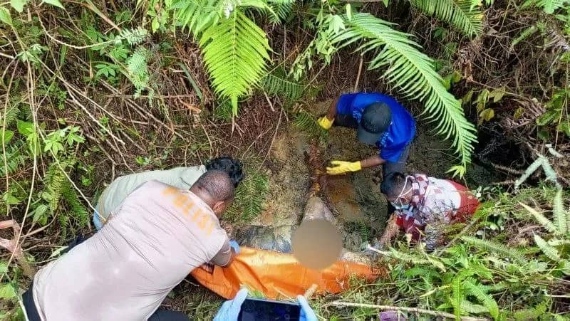Proses evakuasi jenazah korban di lokasi penemuan di kawasan hutan Kali Wania, Distrik Kuala Kencana.