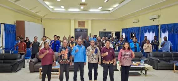Foto bersama Wakil Bupati Jayapura, Haris Richard Yocku, S.H., Plt. Kepala Dispora Kabupaten Jayapura, Srihadi Pamenang S.Pd., M.Pd., Ketua KNPI Kab Jayapura, Ketua KNPI Kab Jayapura, Ketua OKP, Narasumber, Undangan dan Peserta di Aula II Kantor Bupati Jayapura. Kamis (7/5/2026)
