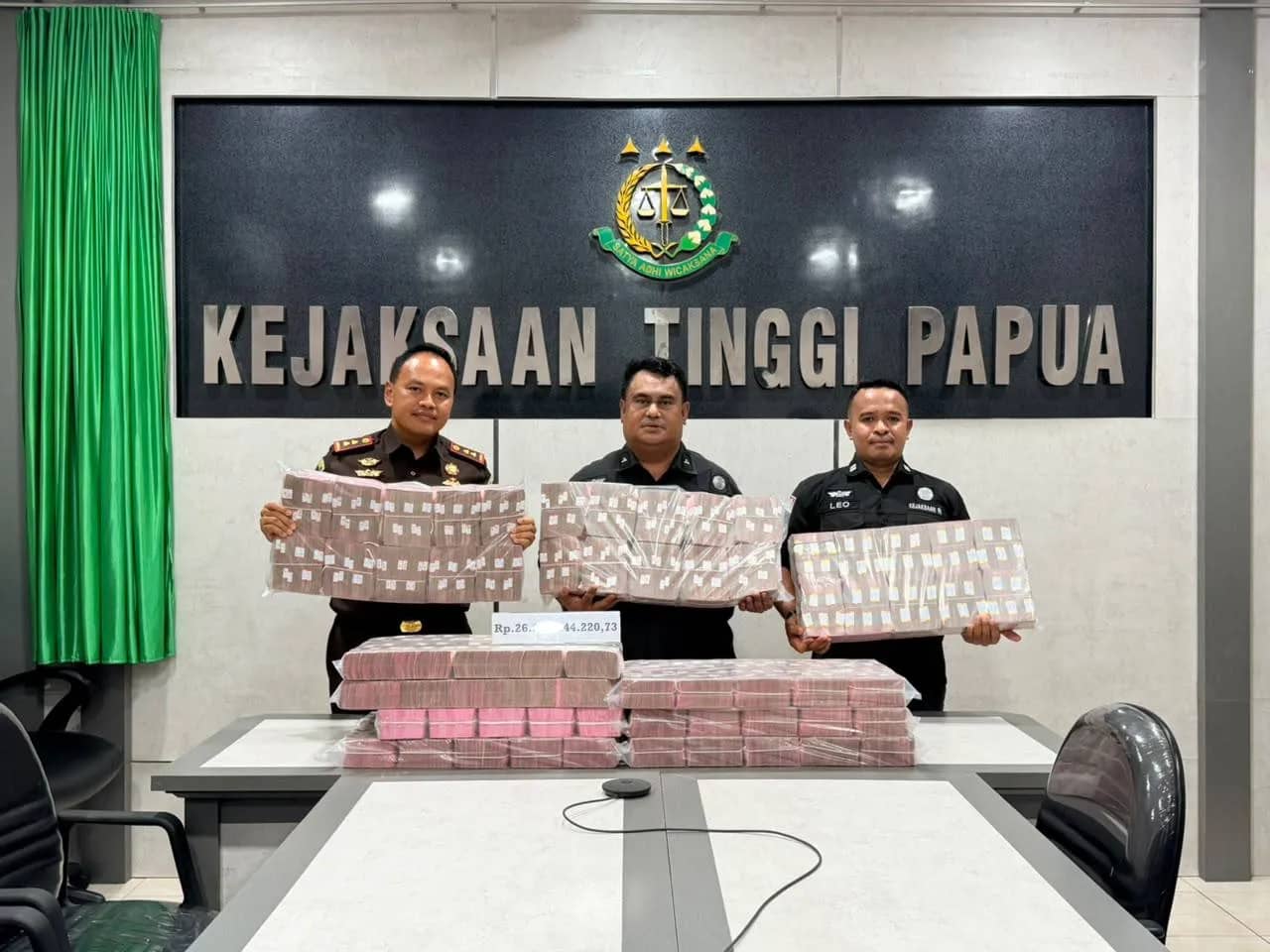 Kepala Kejaksaan Negeri Mimika Dr. I Putu Eka Suyantha, S.H., M.H. menunjukkan uang Rp31,3 miliar dalam perkara tindak pidana korupsi yang melibatkan terpidana Paulus Johanis Kurnala.