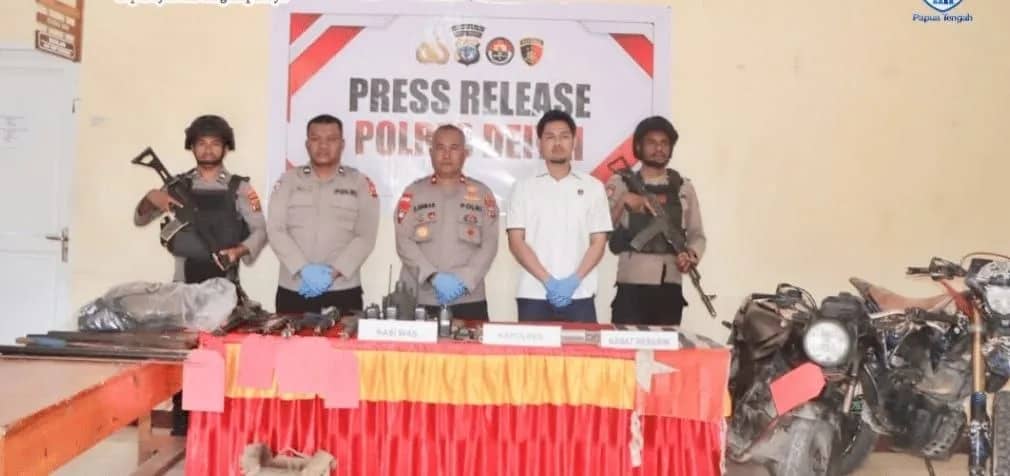 Kapolres Deiyai, Kompol Sarifudin Ahmad, saat menunjukkan barang bukti yang berhasil disita saat penggeledahan rumah DPO pembunuhan.