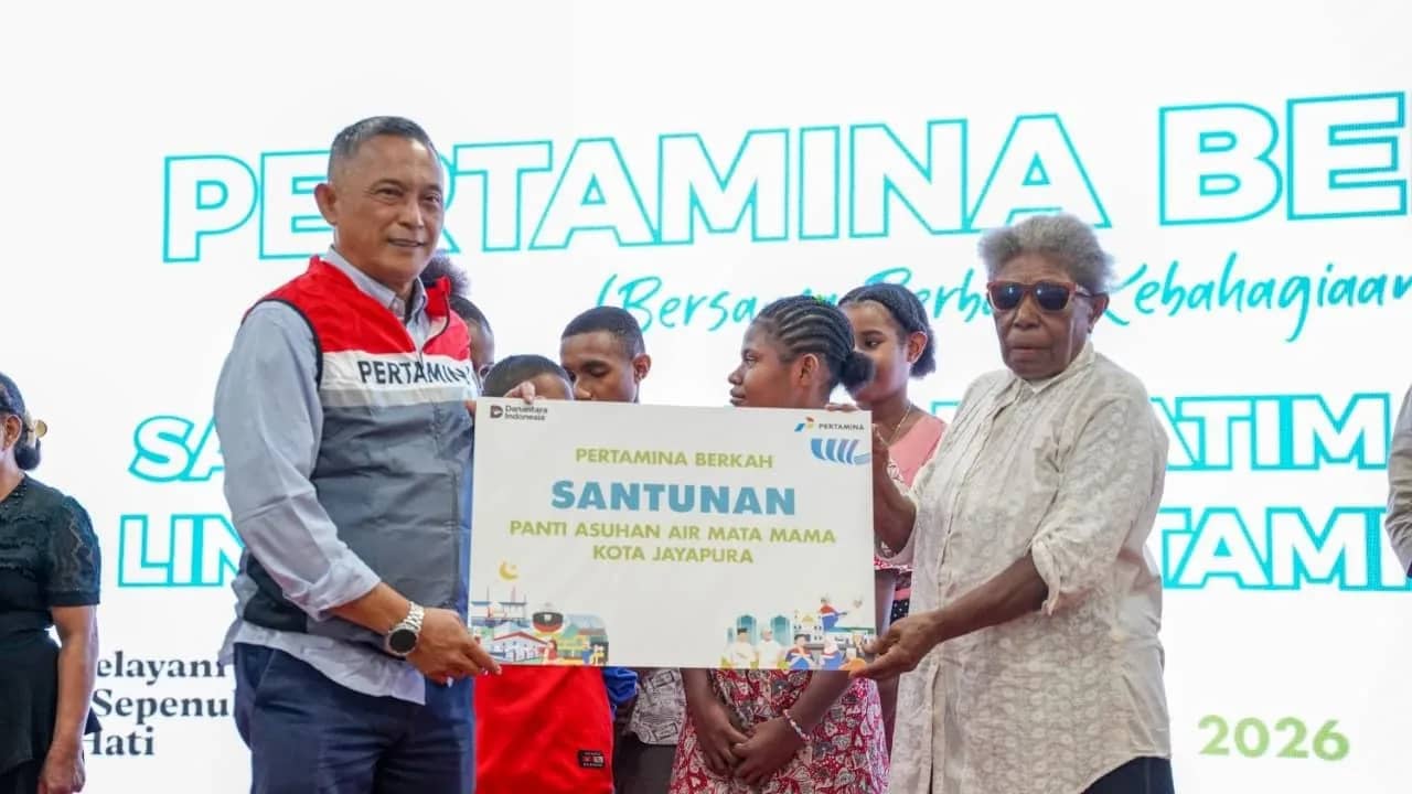 Executive General Manager Pertamina Patra Niaga Regional Papua Maluku, Awan Raharjo saat menyerahkan bantuan.