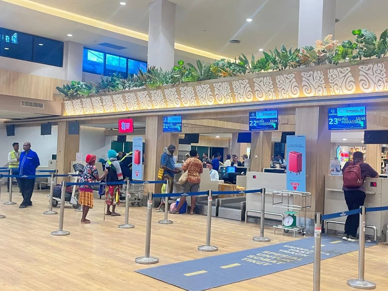Tampak suasana penumpang di Bandara Internasional Sentani