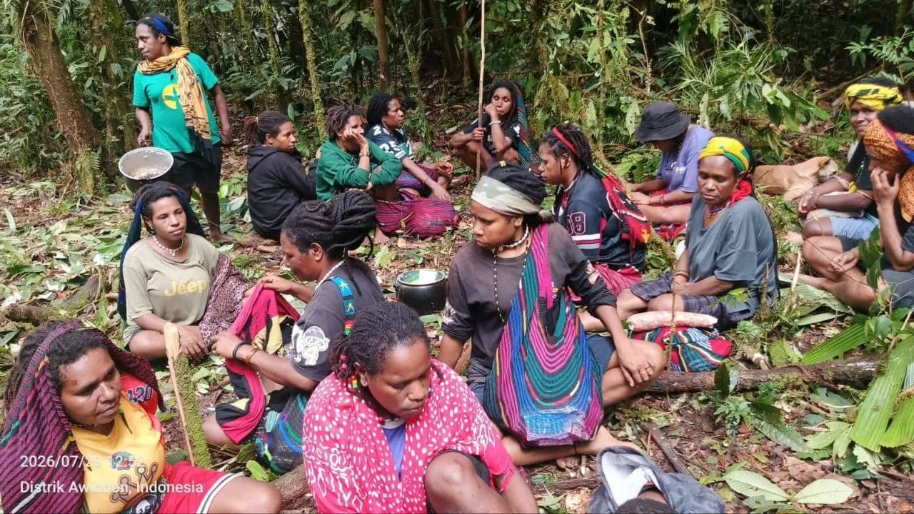 Warga sipil yang mengungsi akibat konflik TPNPB dan aparat keamanan Indonesia.