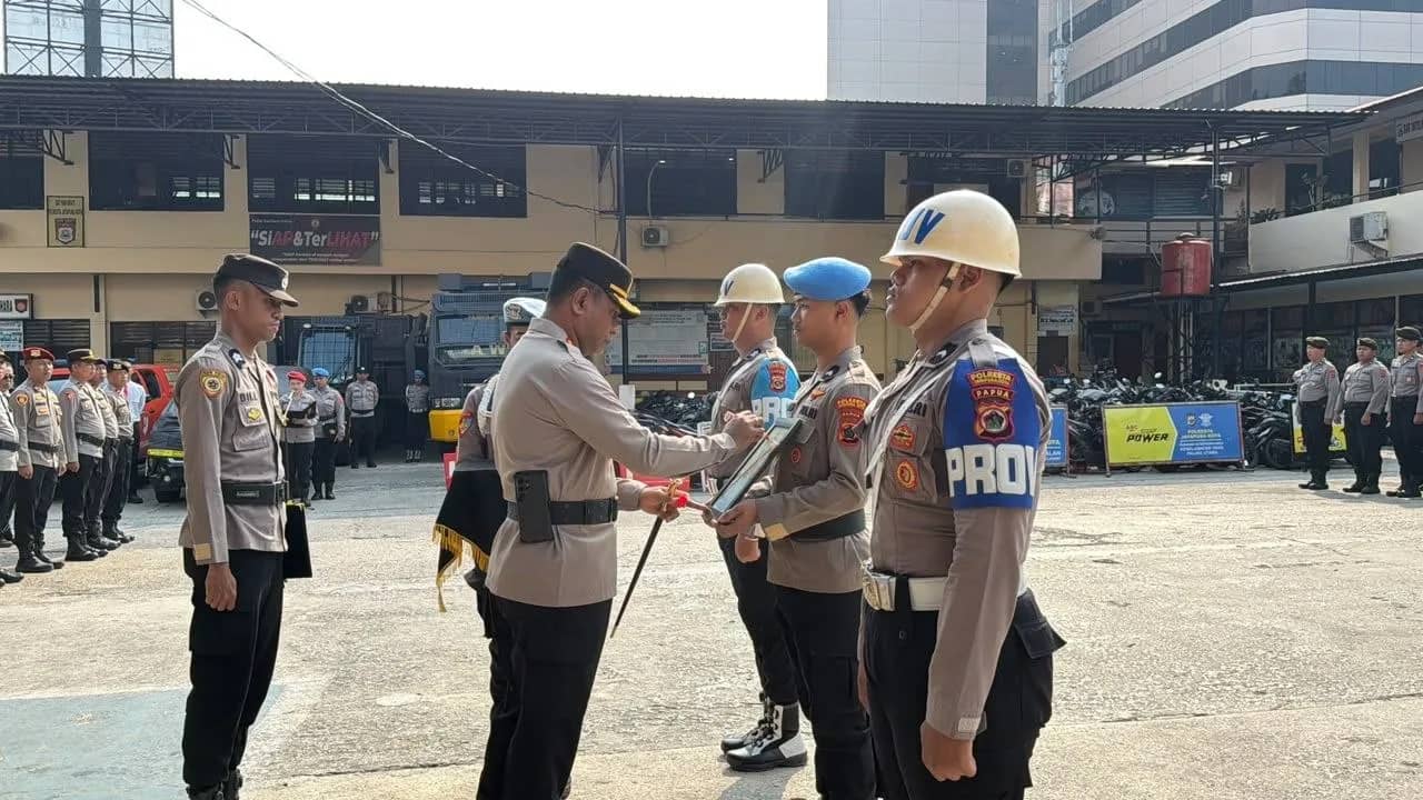Kapolresta Jayapura Kota Kombes Pol Fredrickus W. A. Maclarimboen saat memimpin upacara PTDH satu personel Polresta Jayapura Kota.