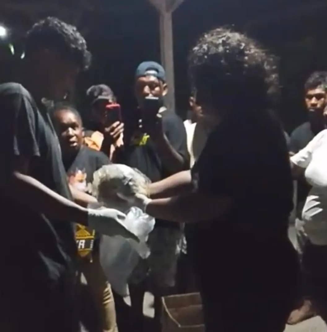 Jenazah bayi saat diserahkan kepada polisi setelah ditemukan di lokasi pembuangan sampah.