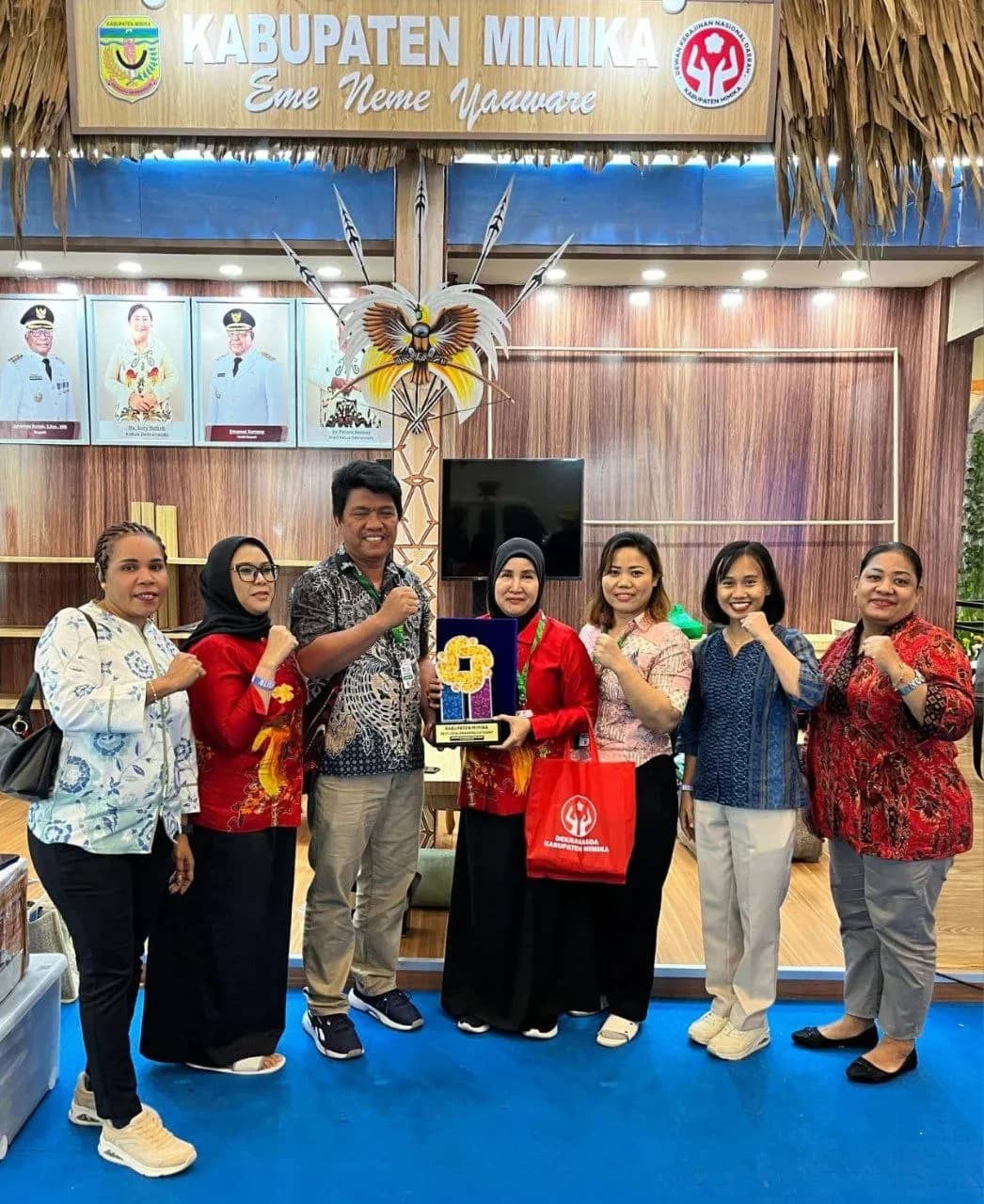 Kabupaten Mimika meraih penghargaan Best Local Branding Category pada ajang Apkasi Otonomi Expo (AOE) 2026 di ICE BSD City, Tangerang, Banten, Sabtu (29/8/2026). Penghargaan ini menjadi apresiasi atas upaya Mimika mempromosikan identitas, budaya, dan produk unggulan lokal ke pasar yang lebih luas.