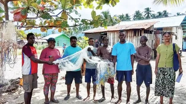 Tim Monev YPMAK meninjau langsung pemanfaatan bantuan jaring di Kampung Potowaiburu, Rabu (6/5/2026).