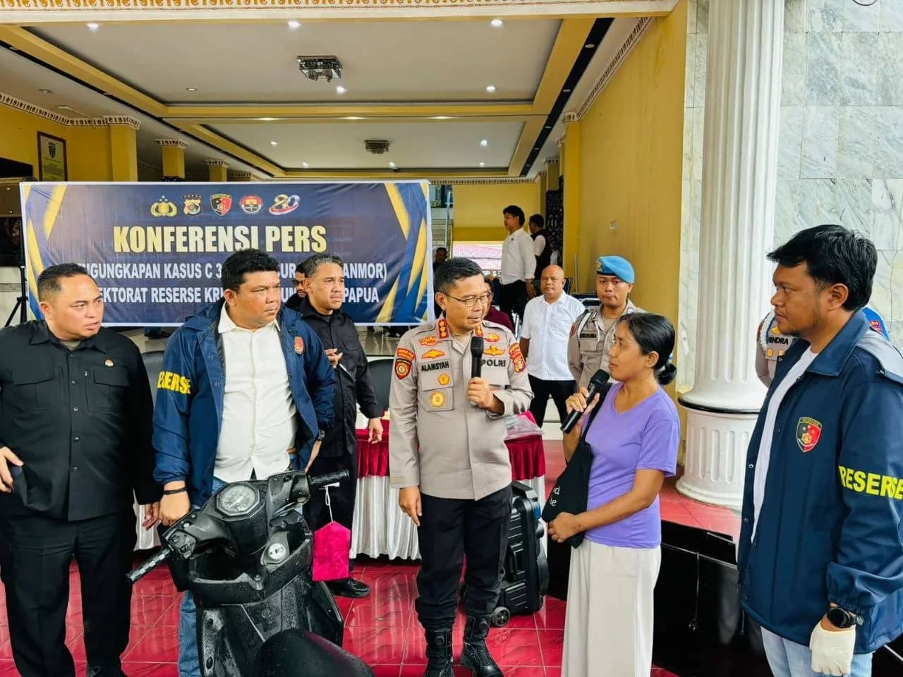 Polda Papua saat menyerahkan kendaraan hasil curian kepada pemiliknya