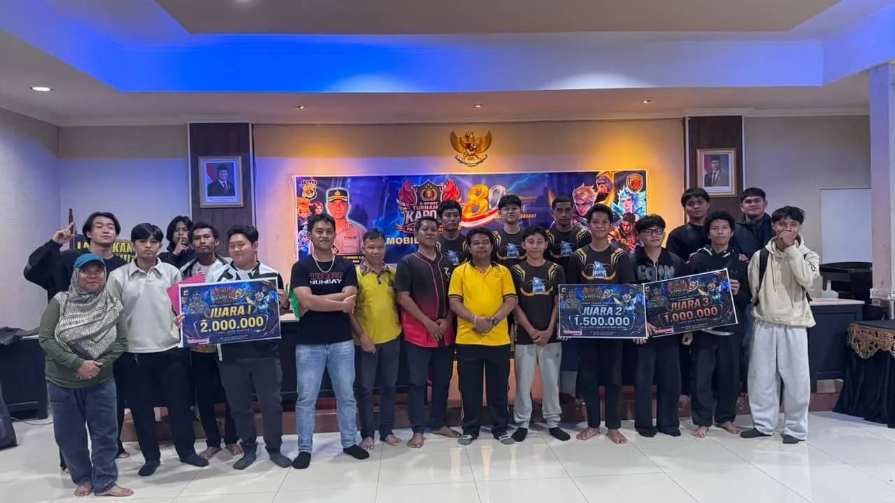 Peserta Turnamen Mobile Lagend bersama panitia