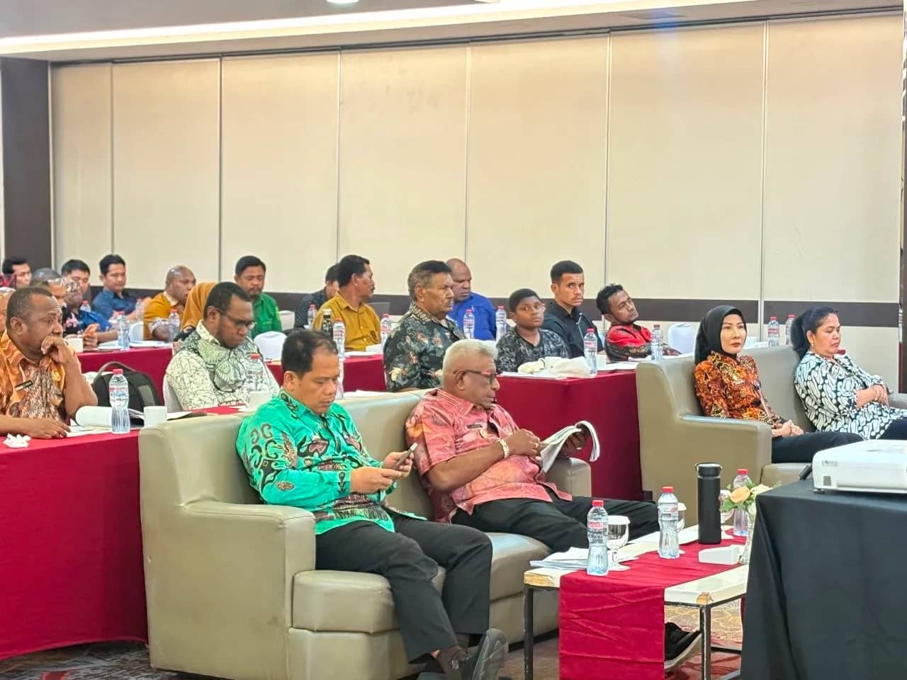 Bupati Johannes Rettob saat mengikuti Seminar Pendahuluan Perencanaan Kota Potowayburu di Ballroom Hotel Horison Diana, Kamis (20/8).