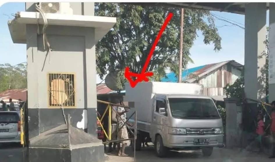 Seorang pemabuk sedang memalak sopir mobil box yang masuk Pelabuhan Pomako