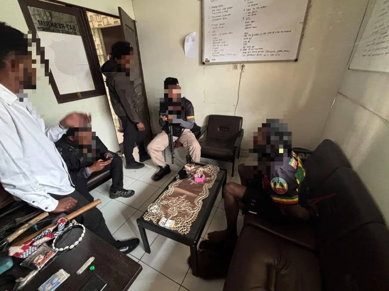 Terduga pelaku pembakaran camp PT Unggul di Kampung Jenggerpaga, Kabupaten Puncak, PW (32), saat diamankan Satgas Operasi Damai Cartenz, Senin (19/10/2026).