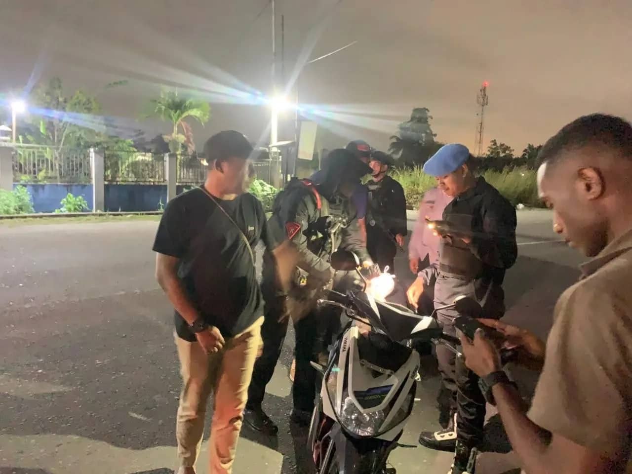 Tampak personel Polres Mimika melakukan pemeriksaan dalam patroli gabungan Operasi Sikat Noken 2026.
