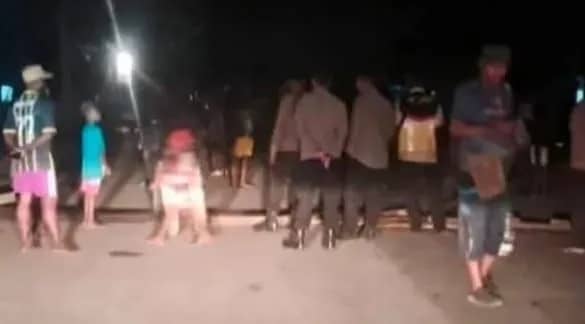 Aksi pemalangan di jalan Poros Timika - Pomako.