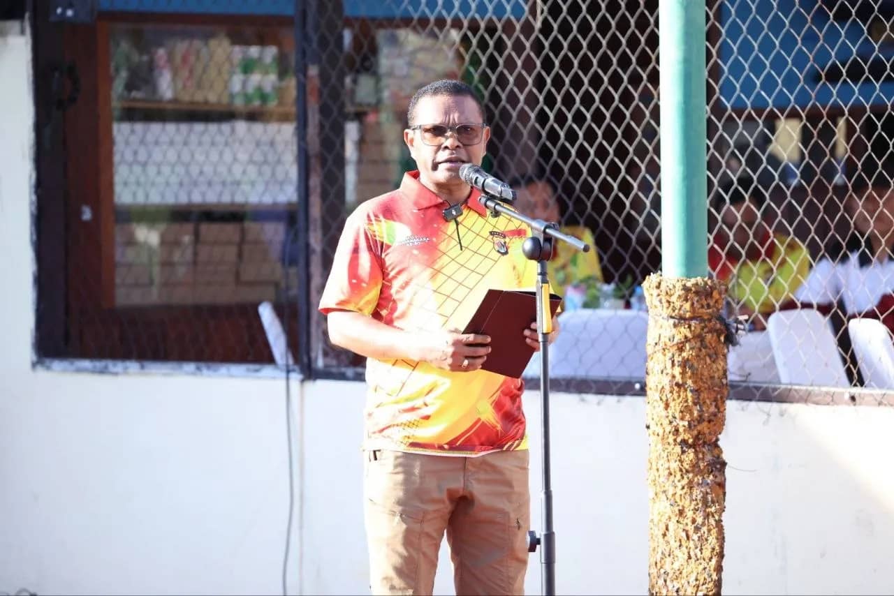 Kapolda Papua Irjen Pol Patrige Renwarin saat membuka turnamen tenis Kapolda cup 2026