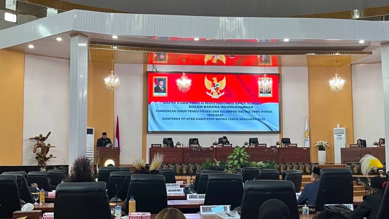 Ketua Fraksi Kelompok Khusus, Abrian Katagame saat menyampaikan pandangan fraksi ada Rapat Paripurna II Masa Sidang II DPRK Mimika.