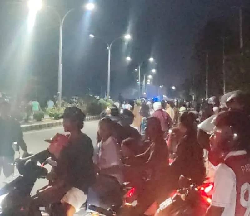Aksi saling lempar batu di depan Perumahan Pemda, Jalan Cendrawasih SP II Timika, Kamis (11/6).
