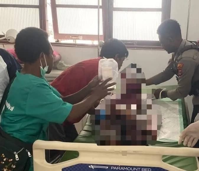 Korban saat mendapat perawatan medis.
