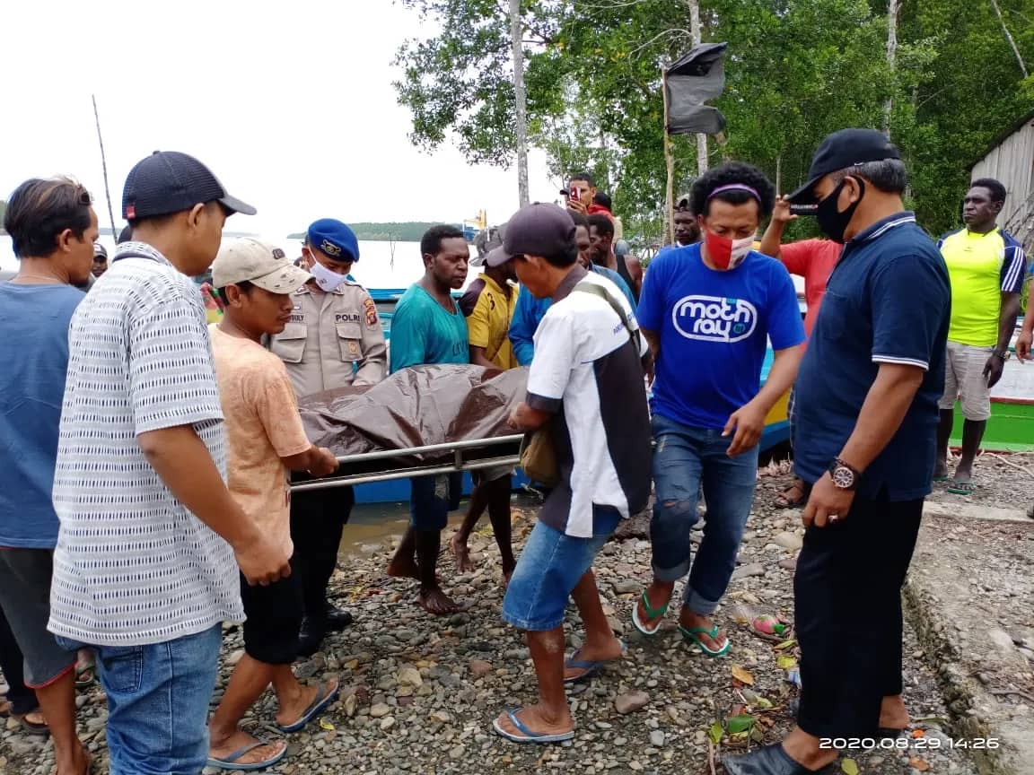 Tim SAR dibantu warga saat mengevakuasi jenazah korban