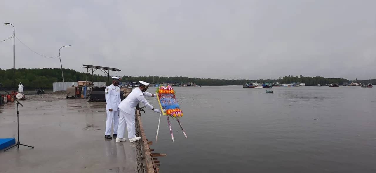 Upacara tabur bunga TNI