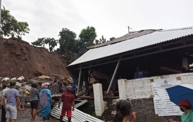 Tanah longsor di Jln Sea Manado