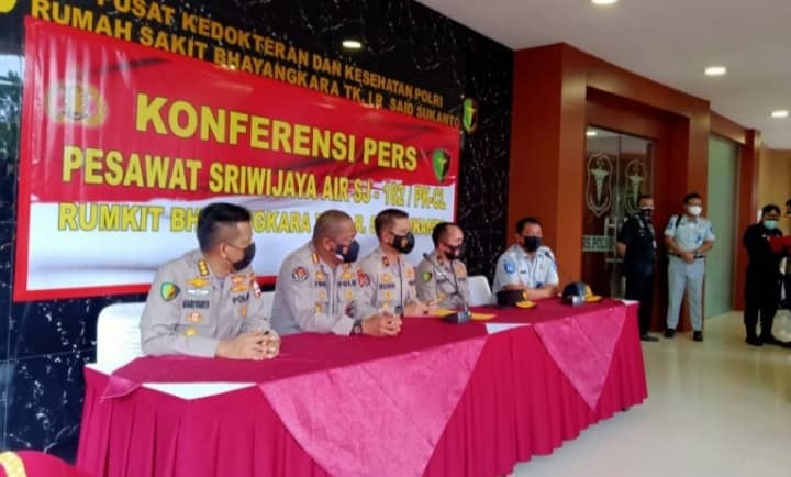 Konferensi Pers di RS Polri