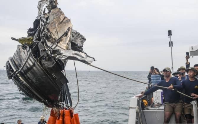 Sejumlah penyelam TNI AL menarik puing yang diduga turbin dari pesawat Sriwijaya Air SJ 182 ke atas KRI Rigel-933 di perairan Kepulauan Seribu, Jakarta, Senin (11/1/2021).